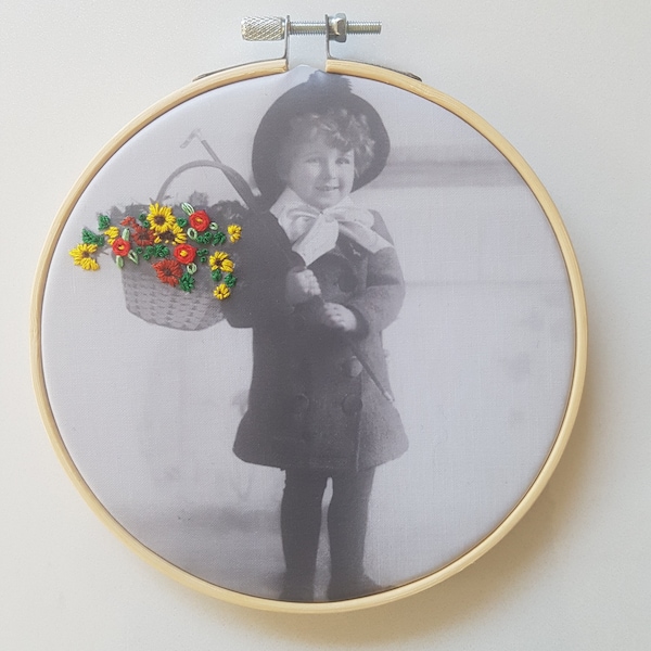 Photo ancienne brodée à la main, tambour de broderie "L'enfant aux fleurs" pour une décoration originale