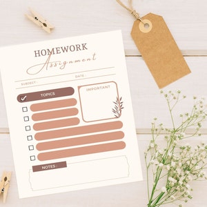 Könnte beinhalten: Ein druckbarer Hausaufgabenplaner mit Abschnitten für Fach, Datum, Themen, wichtige Notizen und eine Checkliste. Der Planer hat einen hellbraunen Hintergrund mit einem floralen Design.