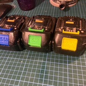 Colour coded battery release buttons for Makita 18v LXT