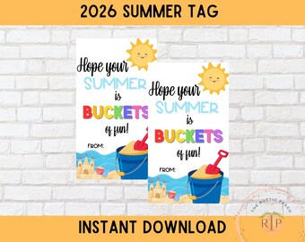 Op de afbeelding: Twee zomerse cadeaulabels met de tekst "Hope your SUMMER is BUCKETS of fun!" en een strandscène-illustratie. Elk label heeft een lachende zon, een zandemmer en een schop. Direct downloaden.