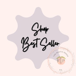 Puede incluir: Un gr&aacute;fico digital con las palabras "Shop Best Seller" en escritura negra sobre una forma de estrella de color p&uacute;rpura claro. El logotipo de The Rustic Peach Co. est&aacute; en la esquina inferior derecha, con un melocot&oacute;n y las letras "RP". El fondo es de color melocot&oacute;n suave.