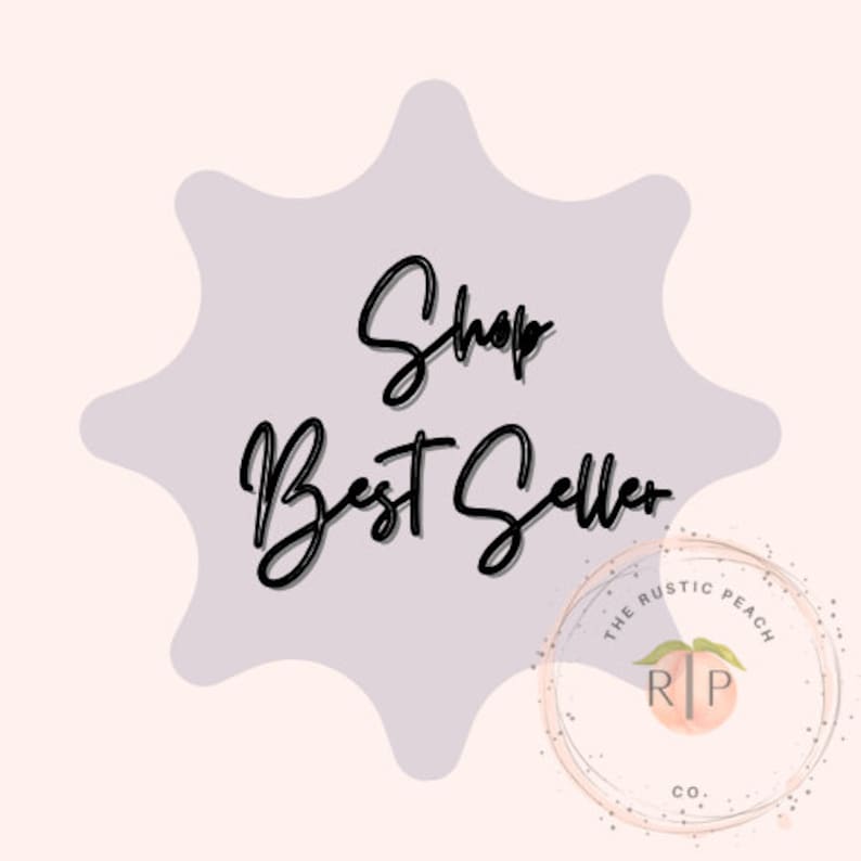 Puede incluir: Un gr&aacute;fico digital con las palabras "Shop Best Seller" en escritura negra sobre una forma de estrella de color p&uacute;rpura claro. El logotipo de The Rustic Peach Co. est&aacute; en la esquina inferior derecha, con un melocot&oacute;n y las letras "RP". El fondo es de color melocot&oacute;n suave.