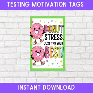 Peut inclure: Une affiche de motivation avec une bordure verte présente deux beignets de dessin animé souriants et le texte "DONUT STRESS, JUST TRY YOUR BEST !" en lettres colorées. Les mots "TESTING MOTIVATION TAGS" et "INSTANT DOWNLOAD" sont également affichés.