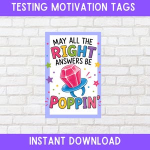 Puede incluir: Una etiqueta motivacional con el texto "MAY ALL THE RIGHT ANSWERS BE POPPIN'" y un anillo de dibujos animados con una gema rosa. La etiqueta está enmarcada en un borde azul claro y tiene un fondo blanco. Las palabras "TESTING MOTIVATION TAGS" e "INSTANT DOWNLOAD" están arriba y abajo.