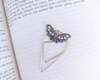 Marcador de metal esmaltado con forma de lágrima dorada y diseño de flores intrincadas, luna creciente y estrellas, rosas rosadas