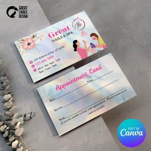Puede incluir: Tarjeta de cita para un salón de manicura llamado "Great Nails & Spa". La tarjeta tiene un diseño floral rosa y blanco con un fondo holográfico. Incluye la dirección del salón, el número de teléfono y el horario comercial. La tarjeta también tiene una sección para la fecha, el servicio, la hora y con quién está programada la cita.