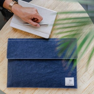 FUNDA PARA PORTÁTIL VEGANA / Funda unisex para portátil / Funda vegana para MacBook / Funda para MacBook Pro / Funda moderna hecha a mano para MacBook en azul marino / Funda para portátil de 14"