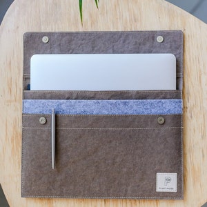 A Sustainable and Handcrafted Case for 14-Inch Ultrabooks, with Felt Interior for Extra Protection.
