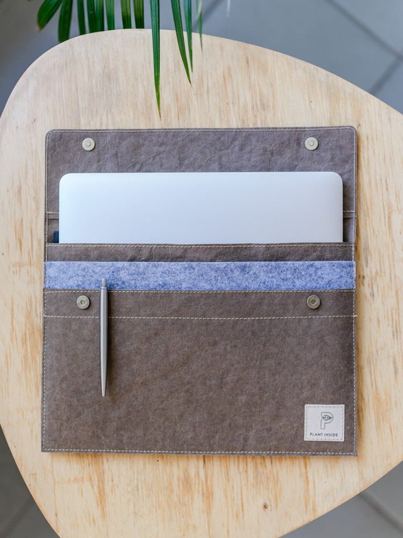 A Sustainable and Handcrafted Case for 14-Inch Ultrabooks, with Felt Interior for Extra Protection.