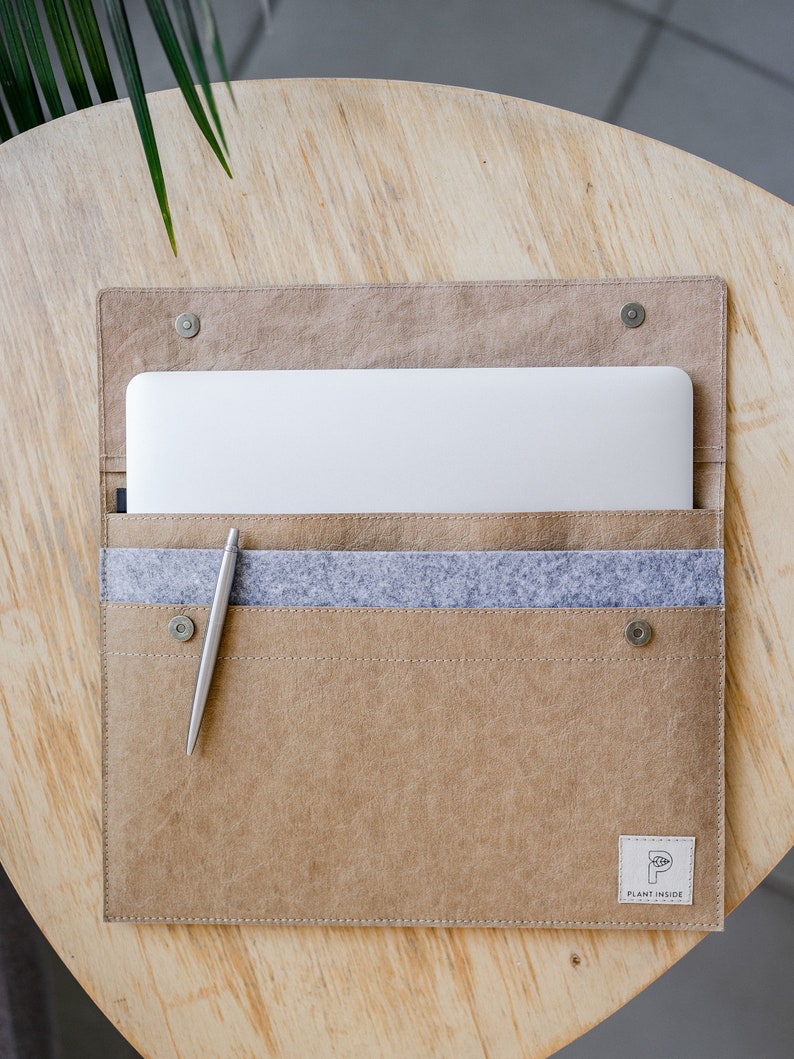 A Sustainable and Handcrafted Case for 14-Inch Ultrabooks, with Felt Interior for Extra Protection.