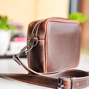 BANDOULIÈRE VÉGAN | Porte-monnaie en cuir de maïs | Sac à main écologique | porté épaule minimaliste | Petit sac à main Ethical Fashion - Cruelty Free - Marron