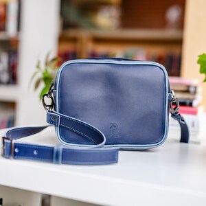 BANDOULIÈRE VÉGAN | Porte-monnaie en cuir de maïs | Sac à main écologique | porté épaule minimaliste | Petit porte-monnaie Ethical Fashion Bleu marine