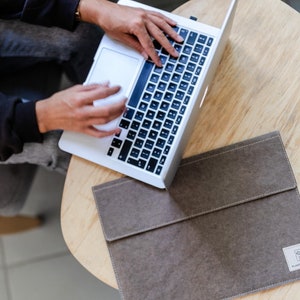 Minimalist Laptop Sleeve for 13-Inch MacBook Pro and Air.