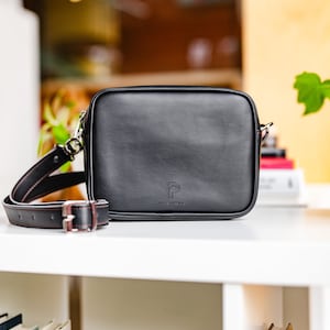 BOLSO DE MENSAJERO PEQUEÑO / Bolso vegano clásico / Bolso de hombro de cuero / Accesorios para mujer / Bolso vegano minimalista único de cuero de maíz de origen biológico en color negro