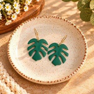 Orecchini a foglia di Monstera, orecchini pendenti in argilla polimerica verde, gioielli botanici tropicali, orecchini a cerchio dorati, regalo per amanti delle piante