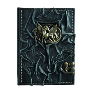 Diário grande exclusivo Pegasus Design feito à mão em couro legítimo preto | 352 páginas pautadas antigas | 23 x 17 cm (9" x 6,5") | Caixa de presente elegante