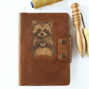 Journal personnalisé rechargeable fait main en cuir véritable marron A5 | Conception de raton laveur | Livre en papier ligné ou ordinaire | (23 x 17 cm) (9 x 6,7 po.) |