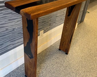 CUSTOM USA essenhouten bar/bank/slaapbank, plaat met geprofileerde rand en zwarte epoxy inlegwerk