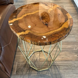 SONDERANFERTIGUNG! Glänzender Beistelltisch aus USA-Red Cedar, Live Edge Slab mit Gold Epoxy Inlay
