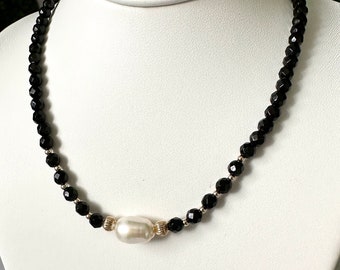 Choker met parel en zwarte onyx • 14k gold filled edelsteenketting