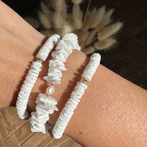 Shell and pearls beach bracelet•puka shell•freshwater pearls•white and gold bracelet