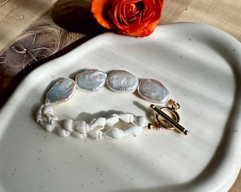 Armband met witte schelp en barokke parel • 14k goudgevulde sluiting