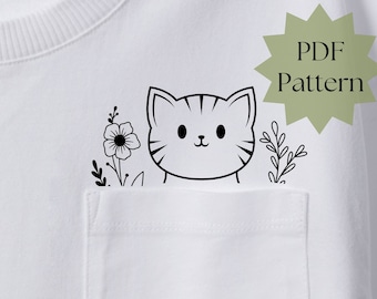 Peut inclure: Un t-shirt blanc avec une poche illustrant un chat noir et blanc qui sort d'une fleur et de feuilles. Le texte "PDF Pattern" est dans un éclat d'étoile vert.