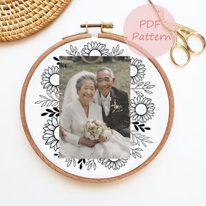 Könnte beinhalten: Ein Holzrahmen mit einem Foto eines älteren Paares, umgeben von einem Sonnenblumenmuster in Schwarz und Weiß. Der Text "PDF Pattern" befindet sich in einem rosa Kreis. Goldene Schere im Hintergrund.