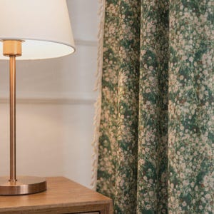 Gröna blommiga linnegardiner, botaniska vintagegardiner, fönsterpaneler i lantlig stil