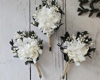Weiße Trockenblumen Boutonniere: Rustikales Eukalyptus Groomsmen Accessoire