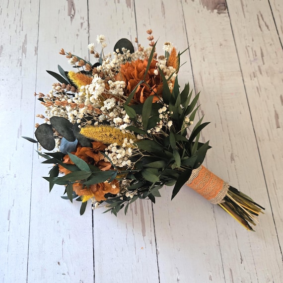 オレンジのドライフラワーのウェディングブーケ：素朴な秋のブライダル