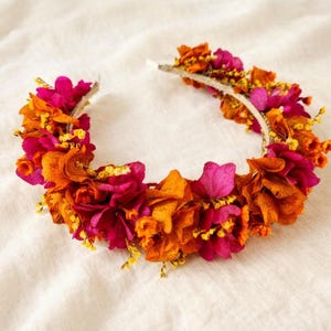 Corona de flores color magenta y naranja, diadema floral bohemia, accesorio para el cabello para bodas de otoño.