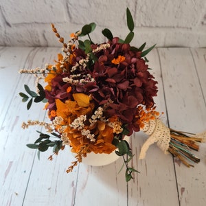 Herbst Trockenblumen-Brautstrauß, stabilisierte Hortensie und getrockneter Eukalyptus, Boho-Hochzeitssträuße, Brautstrauß in Dunkelrot und Orange