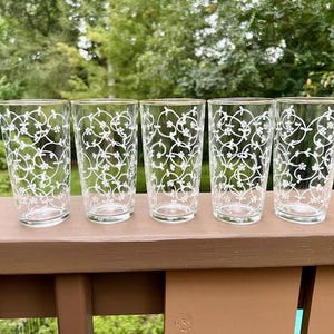 Vintage Hazel Atlas Glasses, Set of 5, White swirl flowers, Marked hazel Atlas, Holds 12 oz