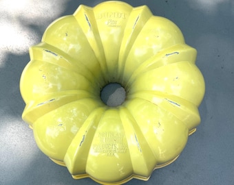 Nordicware 1970’s Bundt pan. 12 cup. Made of aluminum. Preowned.