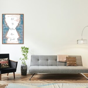 Puede incluir: Una impresión enmarcada con un diseño abstracto azul y blanco y el texto "Y las aguas fueron divididas". La impresión está colgada en una pared blanca en un salón.