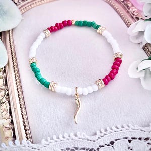Italienisches Cornicello Charme perlen Armband in den Farben der italienischen Flagge, italienisches Stolz Schmuck Geschenk, Italien Glücksbringer, italienischer Horn Pfeffer Anhänger