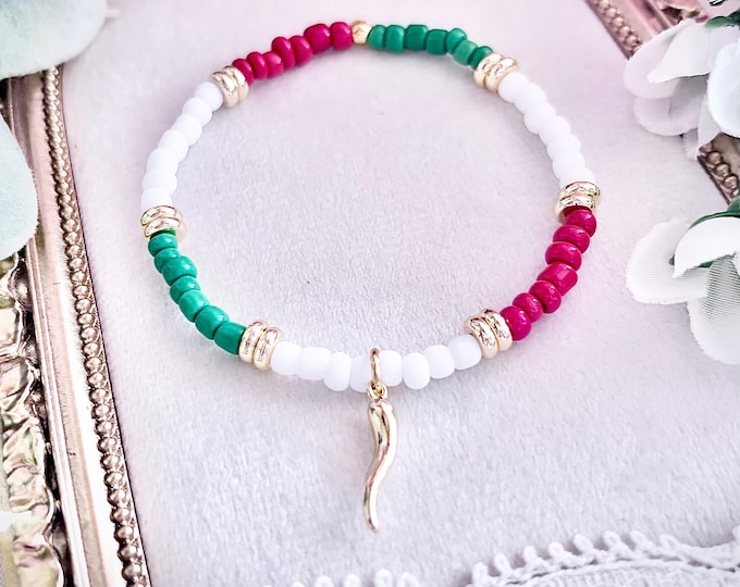 Italian Cornicello Charm Beaded Bracelet in Italian Flag Colors, Italian Pride Jewelry Gift, Italy Luck Charm, Italian Horn Pepper Pendant