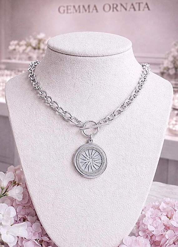 Collier pendentif en or et pièce de monnaie ancienne