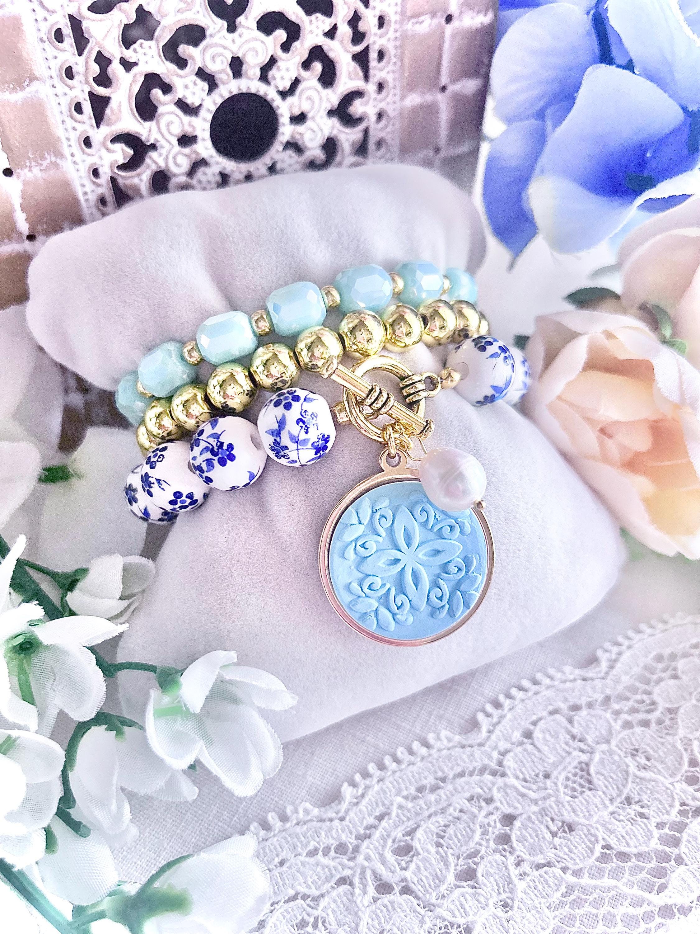 ブルーアマルフィコーストチャームブレスレットスタック、マジョリカ