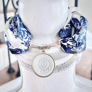 Zijden Foulard met gouden paardenbitgesp sjaalring en handgemaakte kleihanger van Florence Duomo Rose Window blauwe sjaal ketting portemonnee sjaal