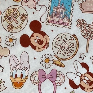 Disney Parks Tyg 100% bomullstyg på metervara Disney Musse Mimmi Pigg Kalle Daisy Anka Det är en liten värld collage
