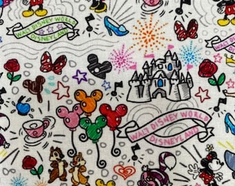 Puede incluir: Tela blanca con un patrón de garabatos coloridos con Mickey Mouse, Minnie Mouse, el zapato de Cenicienta, globos, fuegos artificiales y el texto "Walt Disney World" y "Disneyland".