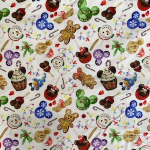 Peut inclure: Tissu blanc avec un motif répété de motifs de Noël sur le thème de Mickey Mouse. Le motif comprend des bonhommes en pain d'épices, des cupcakes, des cannes en bonbon et des ornements. Le motif comprend également des flocons de neige, du houx et des guirlandes lumineuses.