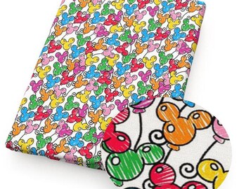Puede incluir: Una tela doblada con un patrón repetido de formas de cabeza de Mickey Mouse coloridas. El diseño presenta formas rojas, amarillas, verdes, azules y rosas sobre un fondo blanco. Un primer plano circular muestra los detalles.