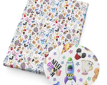 Puede incluir: Tela blanca con un patrón colorido de personajes de dibujos animados, comida y estrellas. El diseño incluye imágenes de Mickey Mouse, Stitch y un cohete. Un detalle circular dice "Never Grow Up".