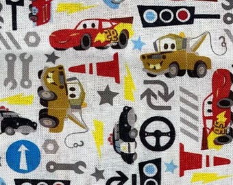 Tessuto Disney Cars 100% cotone, tagliato su misura. Saetta McQueen, Cricchetto, Sally Cruz, Cal Cars Land.