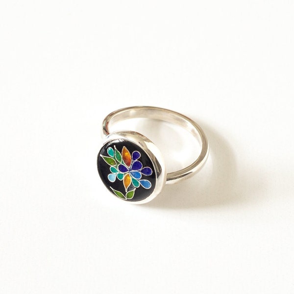 Anillo de pétalo floral, anillo de plata delicada esmaltada en cloisonné, anillo colorido con un motivo floreciente, accesorio para un atuendo de verano