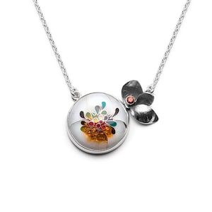 Collar de jazmín floreciente, esmalte cloisonné ingeniosamente diseñado con un granate naranja