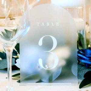 Table de mariage avec numéros, Table de mariage avec numéros en acrylique, blanc sur givre Décoration de table de mariage avec numéros, blanc givré, Décoration de table de mariage